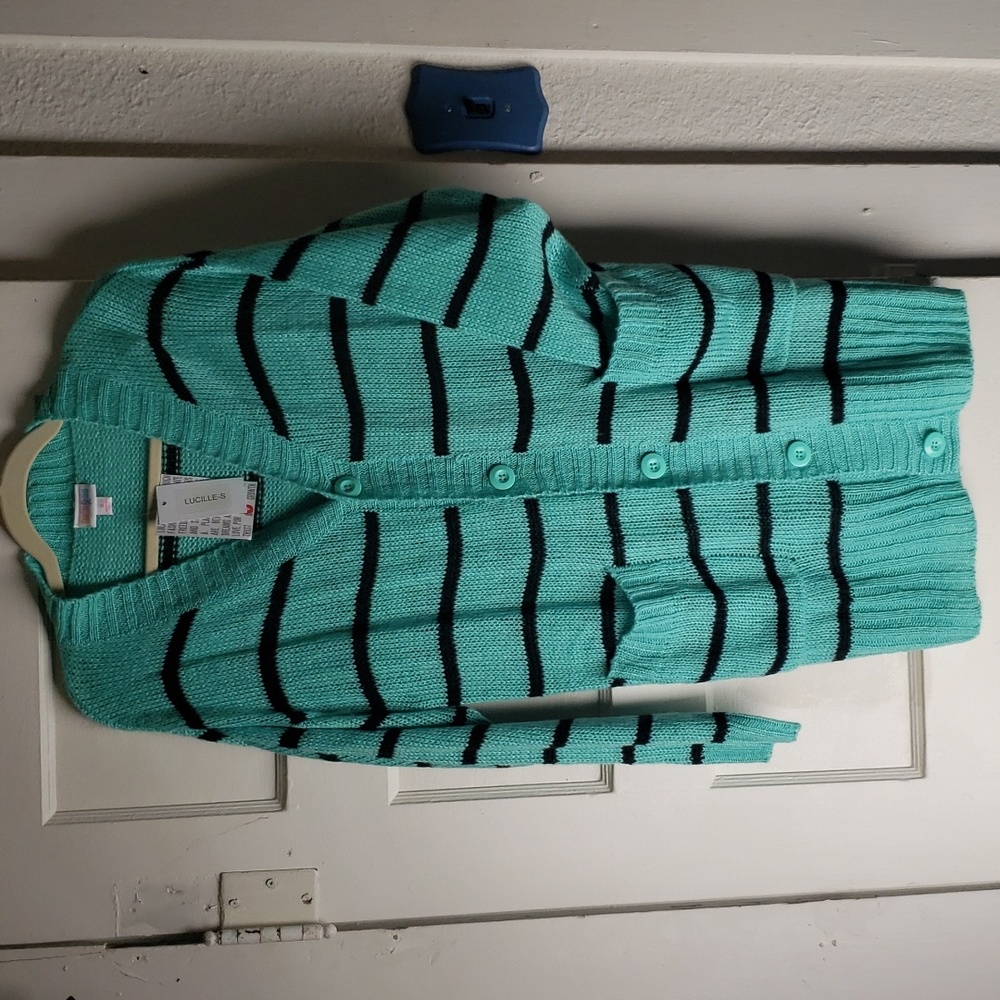 Lularoe NWT size small Lucille boyfriend sweater.
